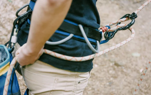 Klättrare Säkerhet Sele Belaying Med Rep Och Siffran Åtta Utomhus — Stockfoto