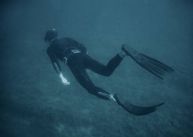 Sportif adam freediver wetsuit ve su altında derin deniz, dikiz yüzme palet giyiyor.