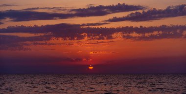 Sakin deniz, Doğa arka plan üzerinde kırmızı renkli güzel gün batımı.