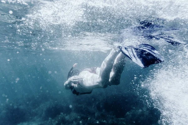 오리발 스노클링 보기에에서 적극적인 Freediver — 스톡 사진