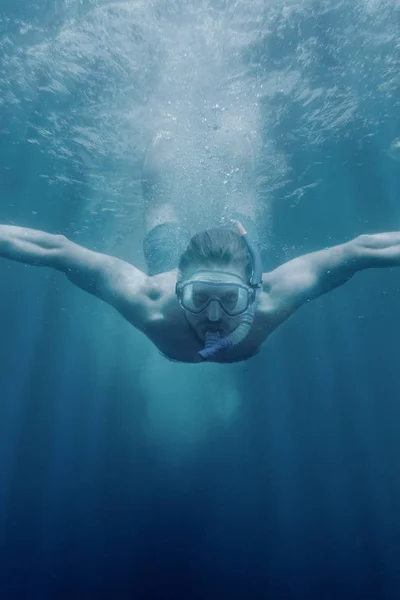 Joven Enmascarado Con Snorkel Buceando Bajo Agua Mar Azul —  Fotos de Stock