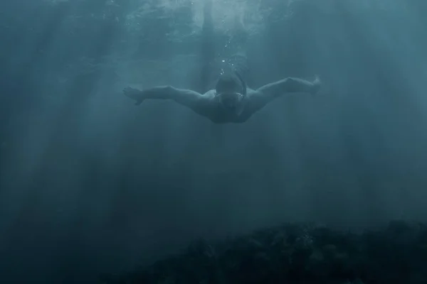 Aktivní Muž Volný Potápěč Masce Plavání Pod Vodou Mezi Paprsky — Stock fotografie