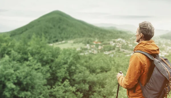 Entdecker Backpacker Junger Mann Mit Trekkingstöcken Blickt Auf Den Berg — Stockfoto