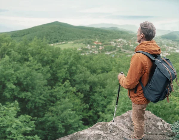 Explorer Backpacker Ung Man Med Vandringsstavar Står Kanten Klippa Och — Stockfoto