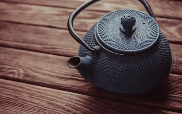 古老的老式铁茶壶在木制背景 顶视图 — 图库照片