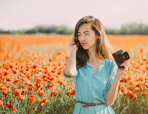 Photographer Beautiful Brunette Young Woman Blue Dress Standing Poppy Meadow — Stock Photo, Image