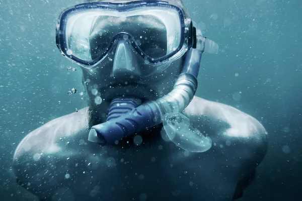 Portrét Mladého Muže Masce Šnorchl Plavání Pod Vodou — Stock fotografie