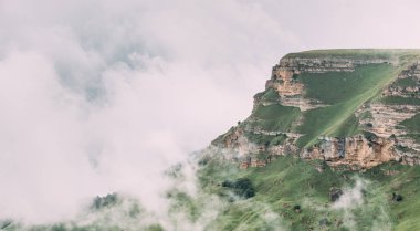 Cennet ve sis cliff, güzel doğası arka plan yakınındaki dağlarda.