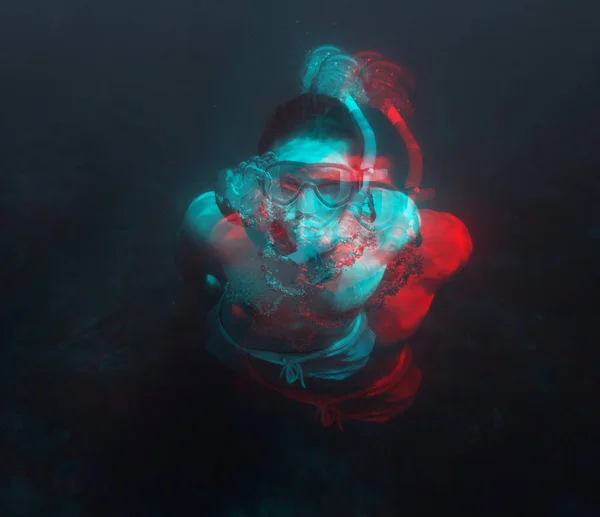 Молодой Человек Маске Трубкой Плавающий Водой Глубоком Море Изображение Эффектом — стоковое фото