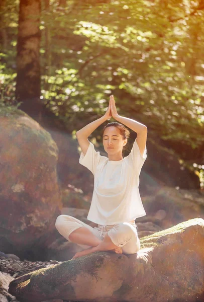 Mulher Bonita Meditando Com Olhos Fechados Pose Lótus Pedra Floresta — Fotografia de Stock