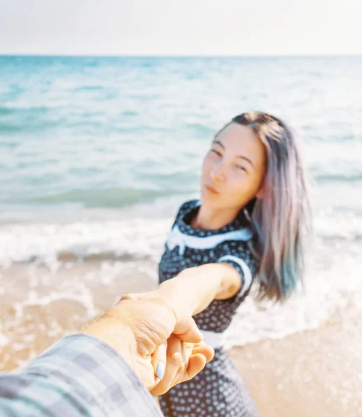 Ung Kvinna Hålla Mannens Hand Och Leder Honom Till Havet — Stockfoto