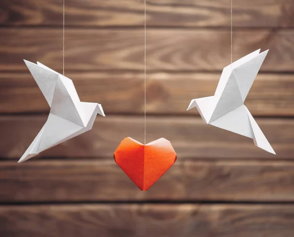 Deux Oiseaux Colombe Origami Autour Coeur Papier Rouge Sur Fond — Photo