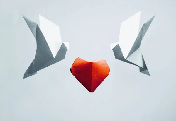 Dos Pájaros Paloma Origami Alrededor Corazón Papel Rojo Sobre Fondo —  Fotos de Stock