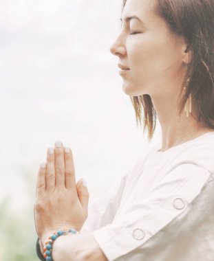 Portre yakın çekim pratik yoga ve yaz aylarında açık kapalı gözlerle meditasyon genç kadın.