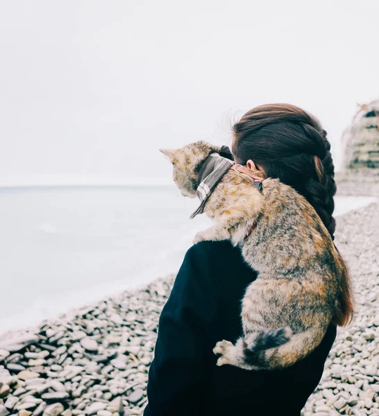 Jovem Mulher Com Gato Costa Seixos Perto Mar — Fotografia de Stock