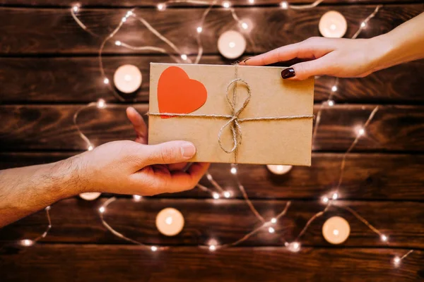 Male Gives Gift Female Happiness Concepts Ideas — Stock Photo, Image