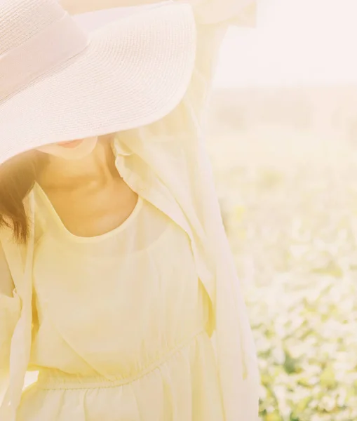 Mooie jonge vrouw lopen op zonnige dag. — Stockfoto