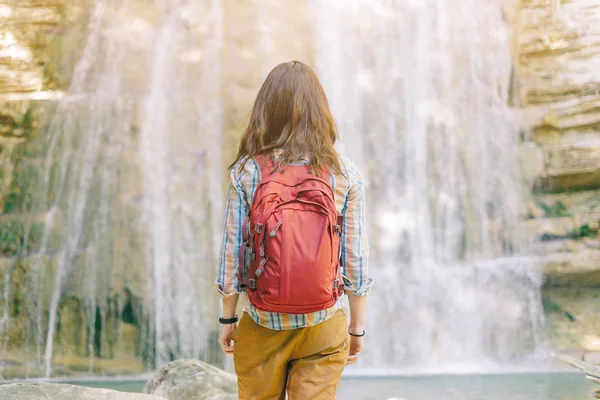 Caminhante mulher de pé na frente da cachoeira . — Fotografia de Stock