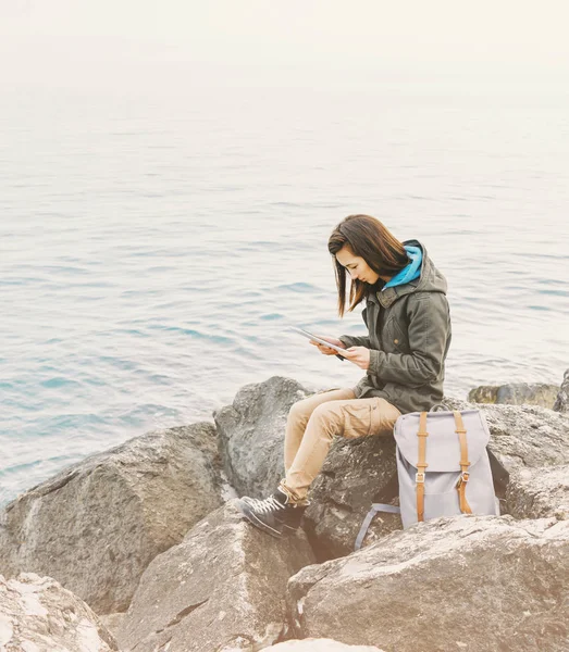 Freelancer mujer trabajando en tableta digital en la costa . — Foto de Stock