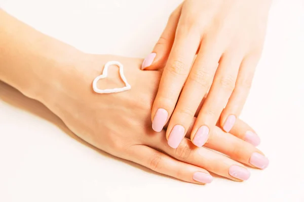 Moisturizing cream on a female hand. — Stock Photo, Image