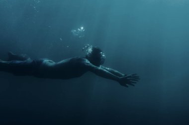 Adam Yüzme sualtı, kurbağalama. 