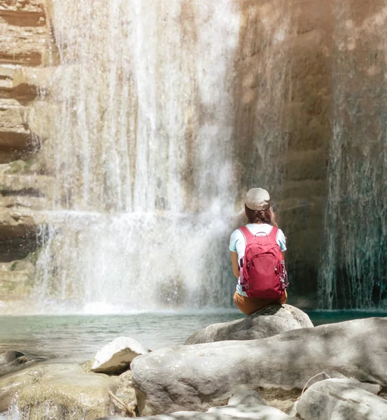 Female explorer enjoying view of waterfall. — Stock Photo, Image