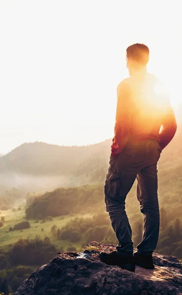 Homem viajante desfrutando de vista das montanhas ao pôr do sol . — Fotografia de Stock