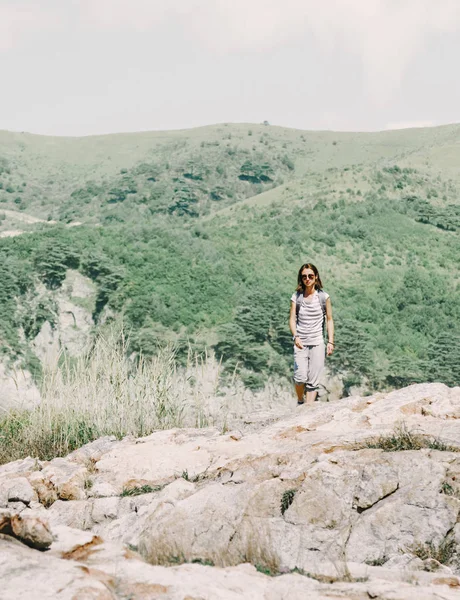 Mochilero mujer caminando en verano montañas . — Foto de Stock