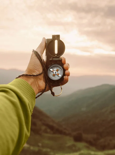 Pov Bild Hand mit Reisekompass in den Bergen. — Stockfoto