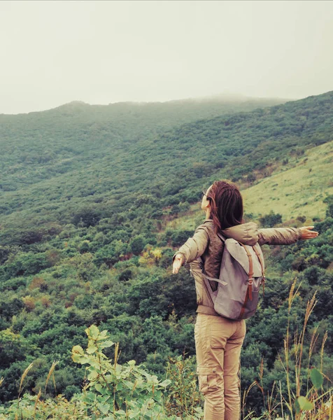 Dağlarda duran mutlu backpacker genç kadın. — Stok fotoğraf