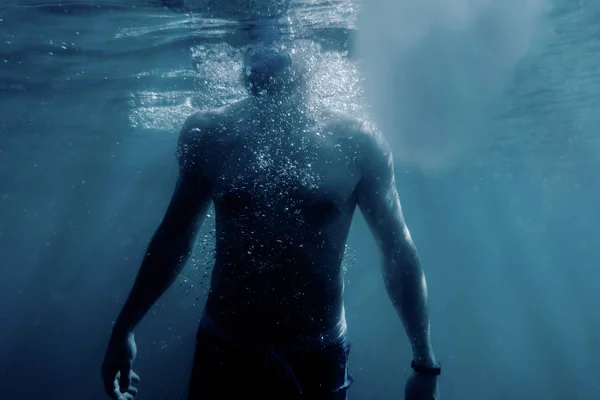 Freediver hombre nadando a la superficie del mar . — Foto de Stock