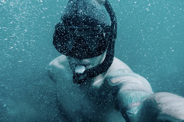 Férfi freediver véve selfie víz alatti. — Stock Fotó