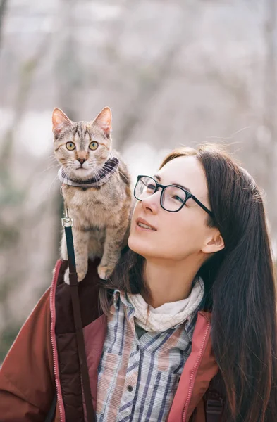 Cestovatel kočka a žena venkovní. — Stock fotografie