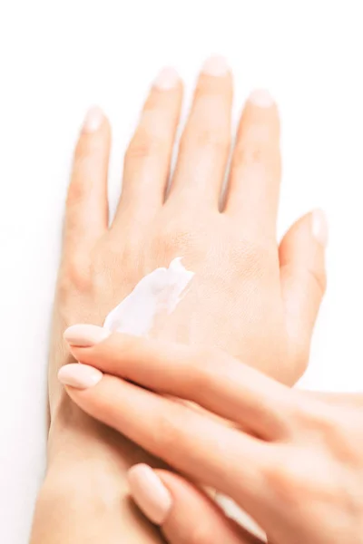 Жіночі руки наносять зволожуючий крем . — стокове фото