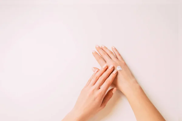 Vrouw handen toepassing hydraterende crème, kopie-ruimte. — Stockfoto