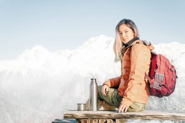 Explorador jovem mulher descansando em montanhas de inverno . — Fotografia de Stock