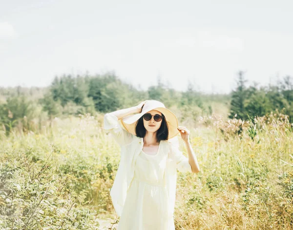 Verão mulher elegante andando no dia ensolarado ao ar livre . — Fotografia de Stock