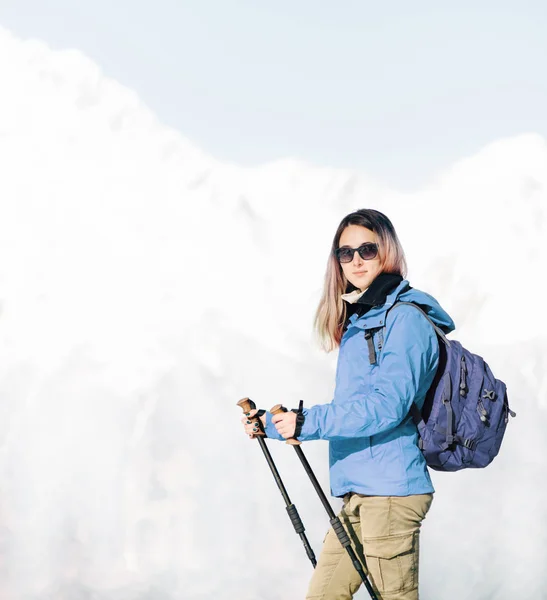 Mochilero mujer caminando frente a las montañas en invierno . —  Fotos de Stock