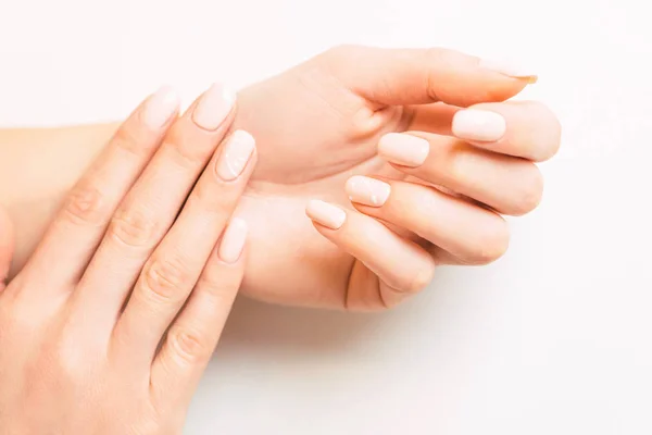 Mooie vrouwelijke handen met stijlvolle professionele manicure. — Stockfoto