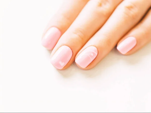 Kvinnlig hand med snygg manikyr av rosa färg. — Stockfoto