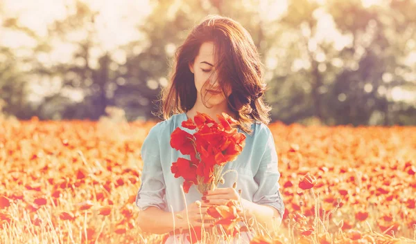 ポピーの花束を持つ美しいロマンチックな女性. — ストック写真