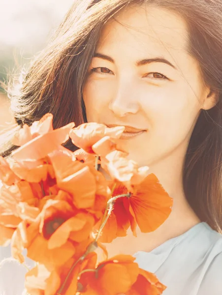 Retrato de mulher sorridente com papoilas . — Fotografia de Stock