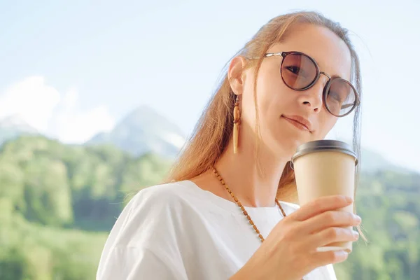 Mooie vrouw met kopje koffie op achtergrond van zomer Mount — Stockfoto