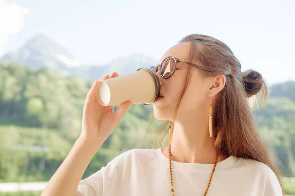 Vrouw die koffie drinkt in de zomerochtend. — Stockfoto