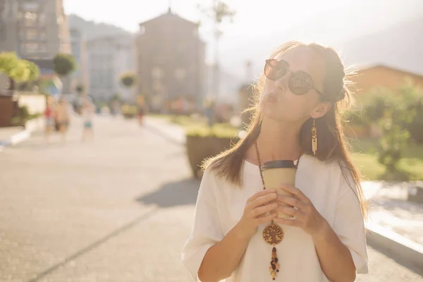 Hermosa mujer joven caminando con taza de papel . —  Fotos de Stock