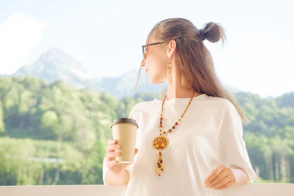 Mulher bonita com xícara de café apreciando vista das montanhas . — Fotografia de Stock