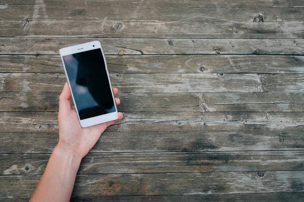 Kvinnlig hand med smartphone, POV. — Stockfoto