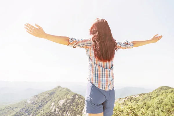 Реальный взгляд на свободу счастливой женщины в летних горах . — стоковое фото