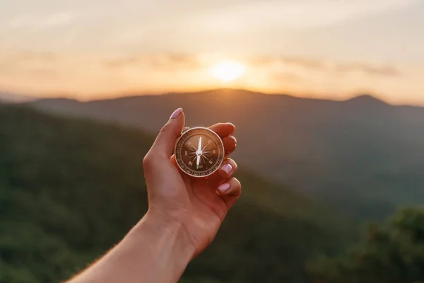 Женская рука с компасом в летних горах на рассвете, пов . — стоковое фото