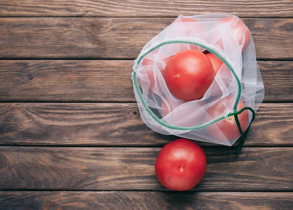 Reusable eco bag with fresh tomatoes. — Stock Photo, Image